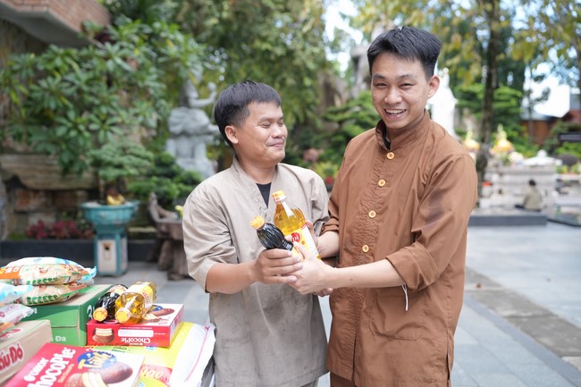 Từ thiện: Tặng quà cho người khiếm thị