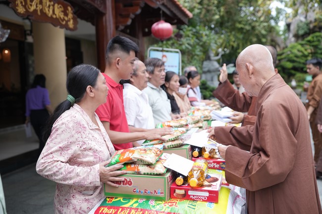 Từ thiện: Tặng quà cho người khiếm thị