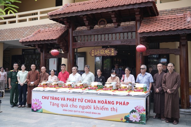 Từ thiện: Tặng quà cho người khiếm thị