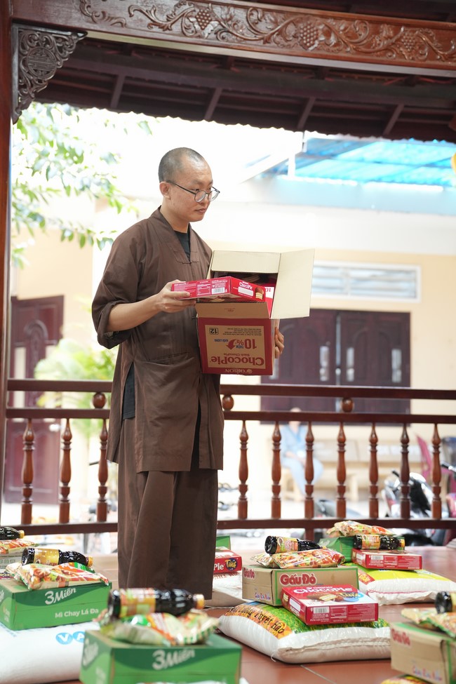 Từ thiện: Tặng quà cho người khiếm thị