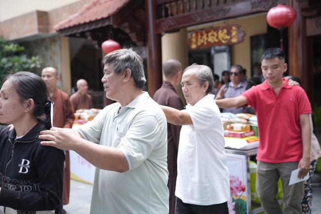 Từ thiện: Tặng quà cho người khiếm thị