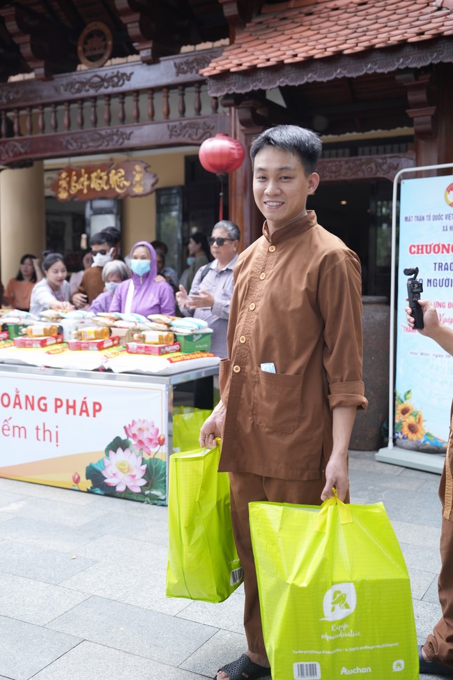 Từ thiện: Tặng quà cho người khiếm thị