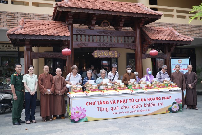 Từ thiện: Tặng quà cho người khiếm thị