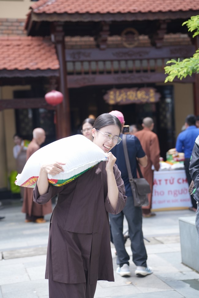 Từ thiện: Tặng quà cho người khiếm thị