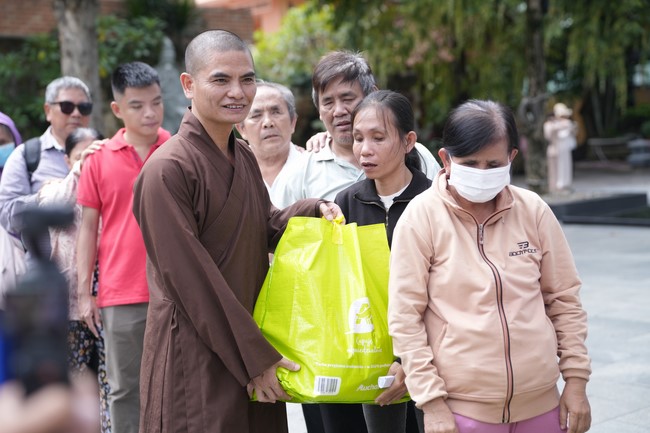 Từ thiện: Tặng quà cho người khiếm thị