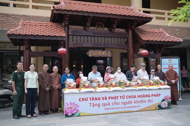 Từ thiện: Tặng quà cho người khiếm thị