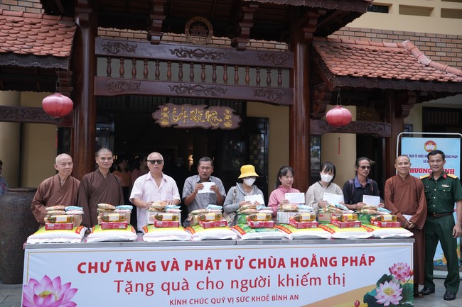 Từ thiện: Tặng quà cho người khiếm thị