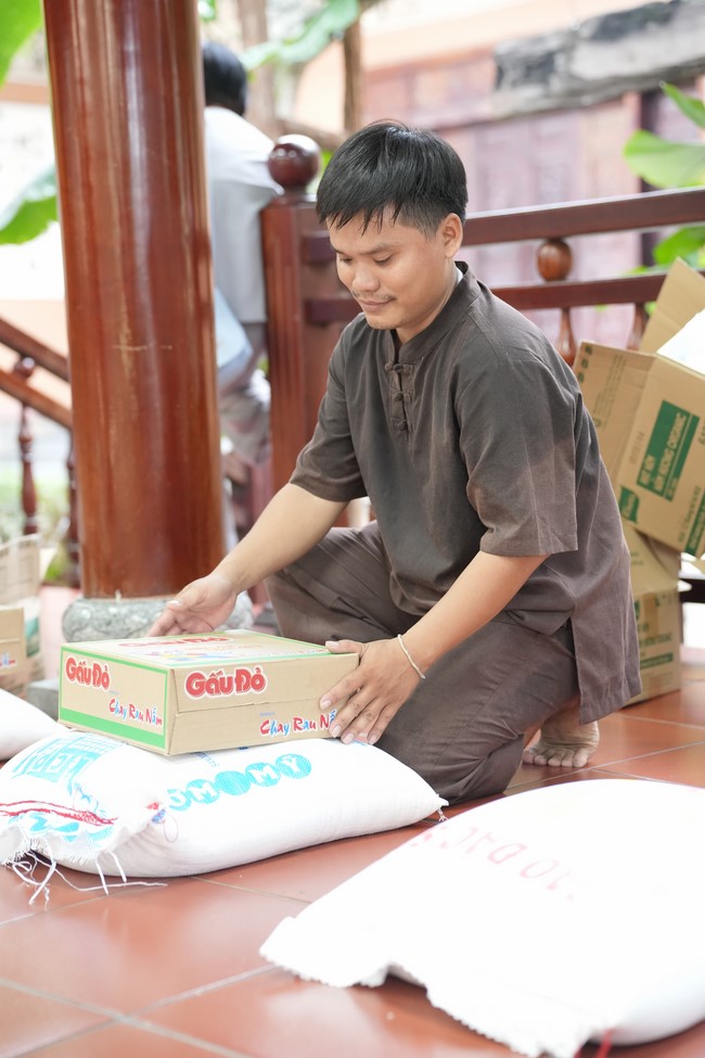 Từ thiện: Tặng quà cho người khiếm thị