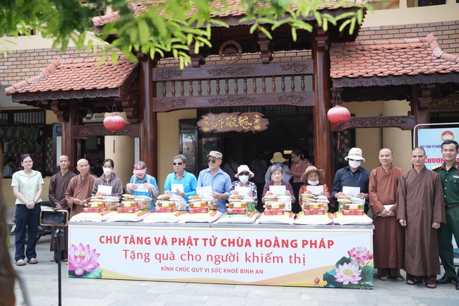 Từ thiện: Tặng quà cho người khiếm thị