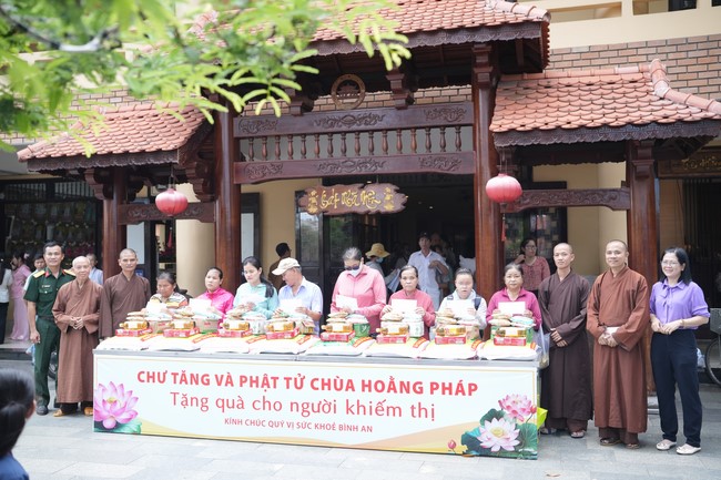Từ thiện: Tặng quà cho người khiếm thị