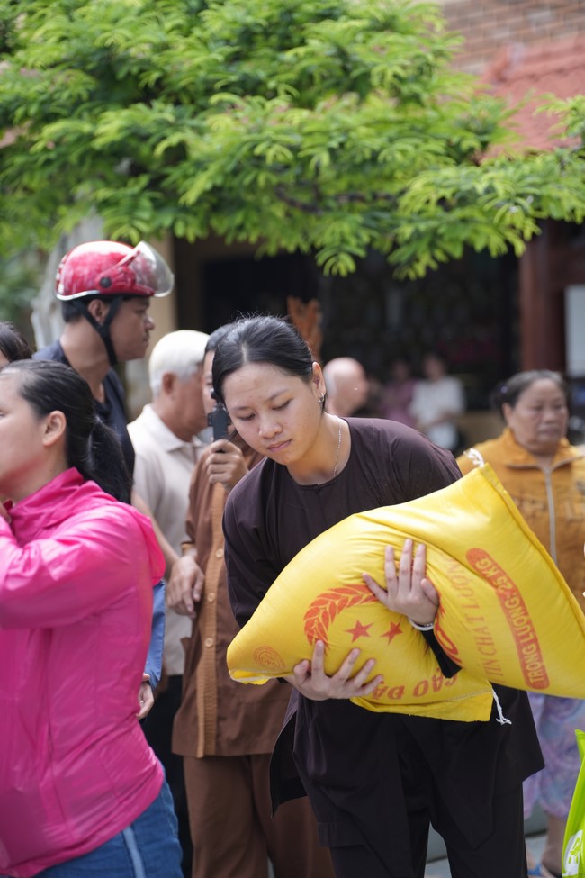 Từ thiện: Tặng quà cho người khiếm thị