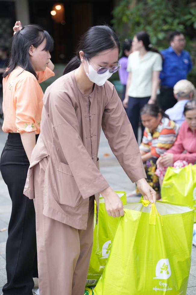 Từ thiện: Tặng quà cho người khiếm thị