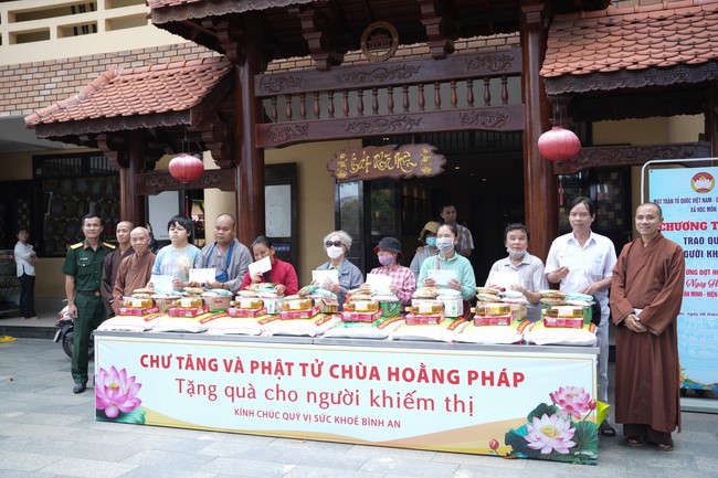 Từ thiện: Tặng quà cho người khiếm thị