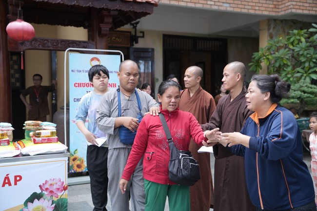 Từ thiện: Tặng quà cho người khiếm thị