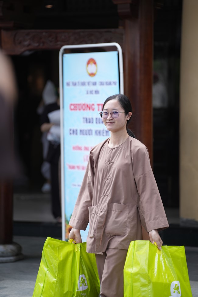 Từ thiện: Tặng quà cho người khiếm thị