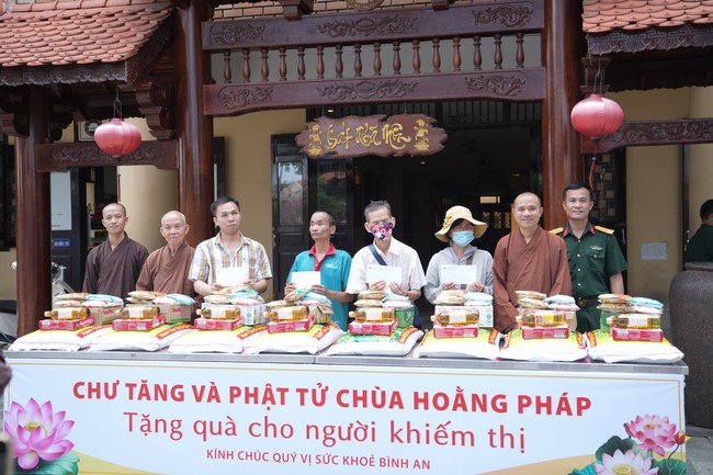 Từ thiện: Tặng quà cho người khiếm thị