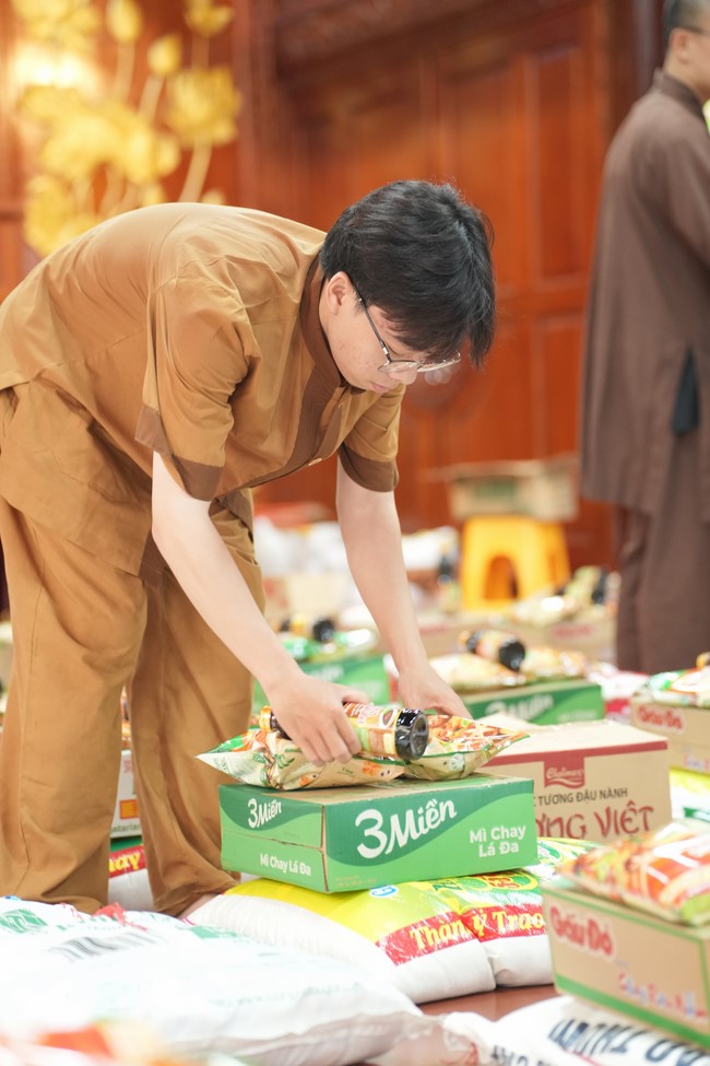 Từ thiện: Tặng quà cho người khiếm thị
