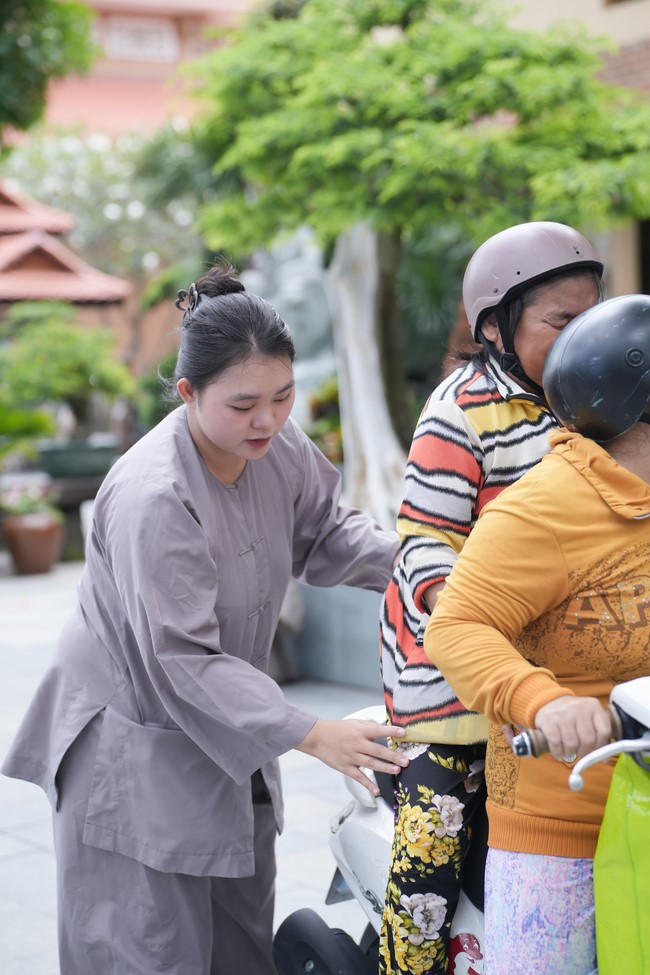 Từ thiện: Tặng quà cho người khiếm thị