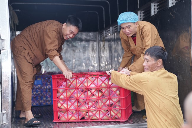 Từ thiện: Tặng bắp tại các công ty, xí nghiệp, khu công nghiệp xã Xuân Thới Sơn
