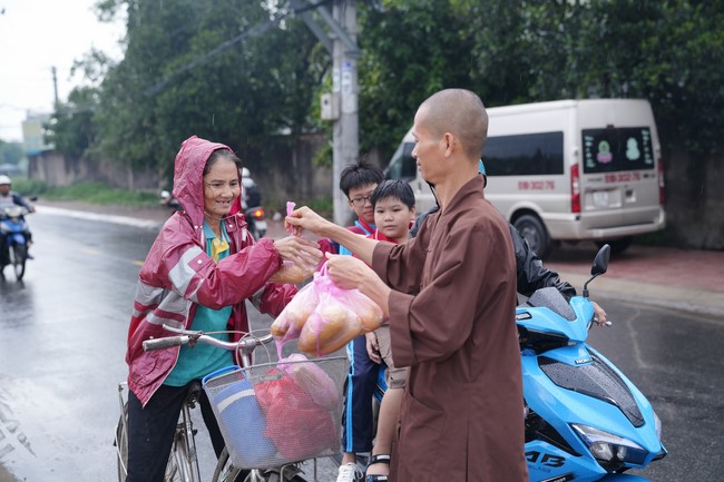 Từ thiện: Tặng bắp tại các công ty, xí nghiệp, khu công nghiệp xã Xuân Thới Sơn