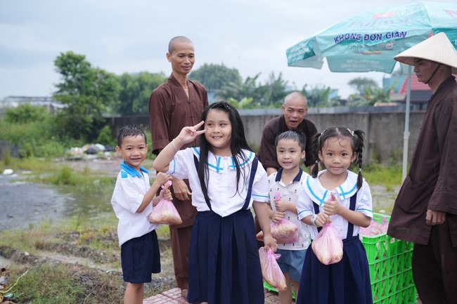 Từ thiện: Tặng bắp tại các công ty, xí nghiệp, khu công nghiệp xã Xuân Thới Sơn