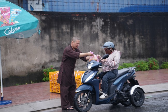 Từ thiện: Tặng bắp tại các công ty, xí nghiệp, khu công nghiệp xã Xuân Thới Sơn