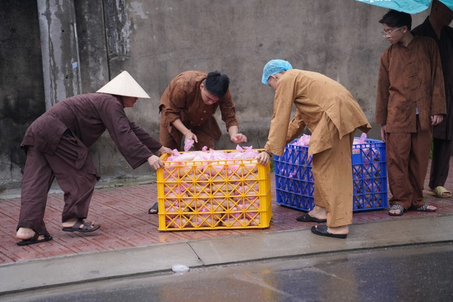 Từ thiện: Tặng bắp tại các công ty, xí nghiệp, khu công nghiệp xã Xuân Thới Sơn