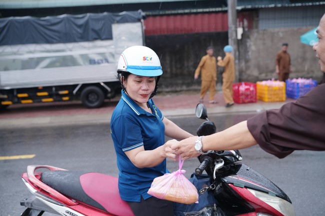 Từ thiện: Tặng bắp tại các công ty, xí nghiệp, khu công nghiệp xã Xuân Thới Sơn