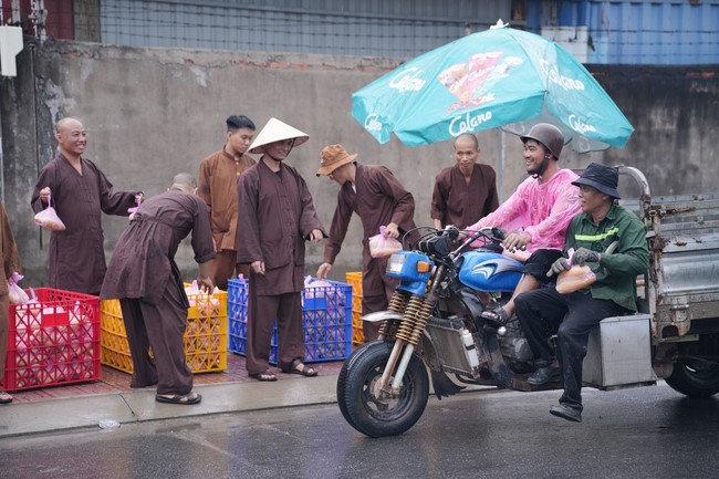 Từ thiện: Tặng bắp tại các công ty, xí nghiệp, khu công nghiệp xã Xuân Thới Sơn