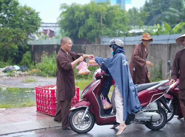 Từ thiện: Tặng bắp tại các công ty, xí nghiệp, khu công nghiệp xã Xuân Thới Sơn