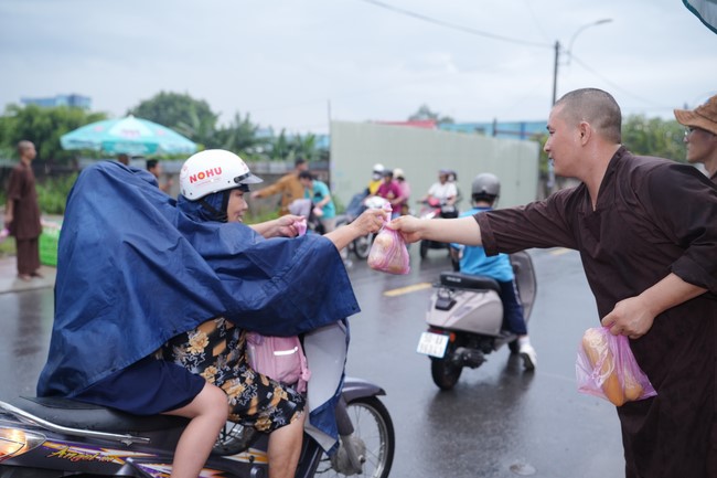 Từ thiện: Tặng bắp tại các công ty, xí nghiệp, khu công nghiệp xã Xuân Thới Sơn