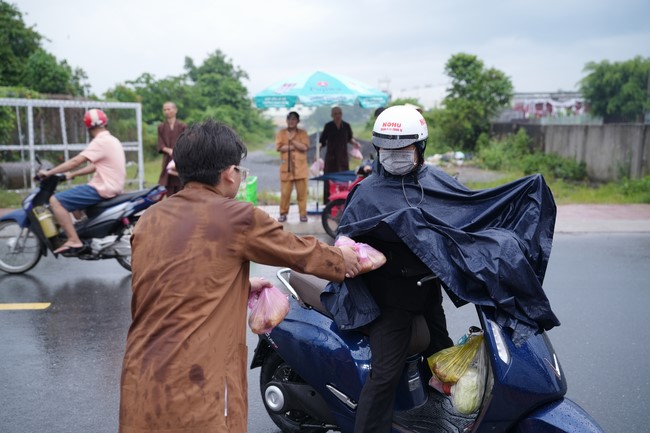 Từ thiện: Tặng bắp tại các công ty, xí nghiệp, khu công nghiệp xã Xuân Thới Sơn