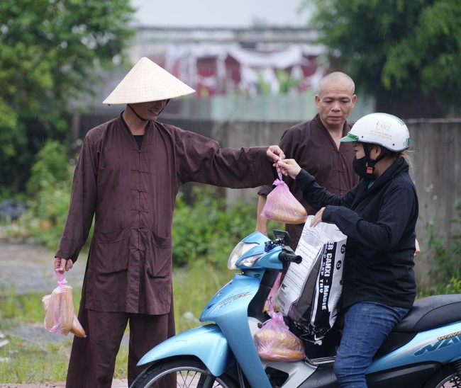 Từ thiện: Tặng bắp tại các công ty, xí nghiệp, khu công nghiệp xã Xuân Thới Sơn