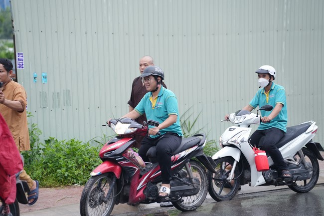 Từ thiện: Tặng bắp tại các công ty, xí nghiệp, khu công nghiệp xã Xuân Thới Sơn