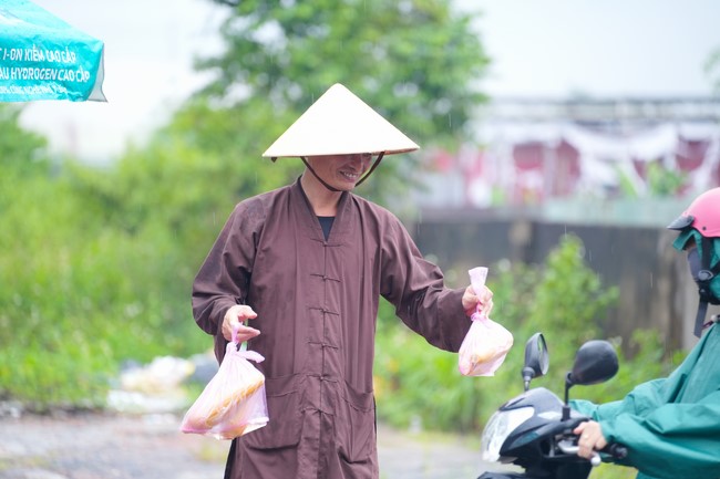 Từ thiện: Tặng bắp tại các công ty, xí nghiệp, khu công nghiệp xã Xuân Thới Sơn