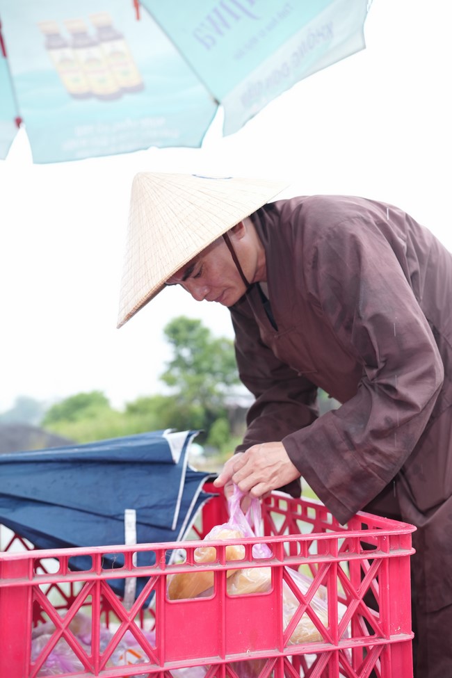 Từ thiện: Tặng bắp tại các công ty, xí nghiệp, khu công nghiệp xã Xuân Thới Sơn