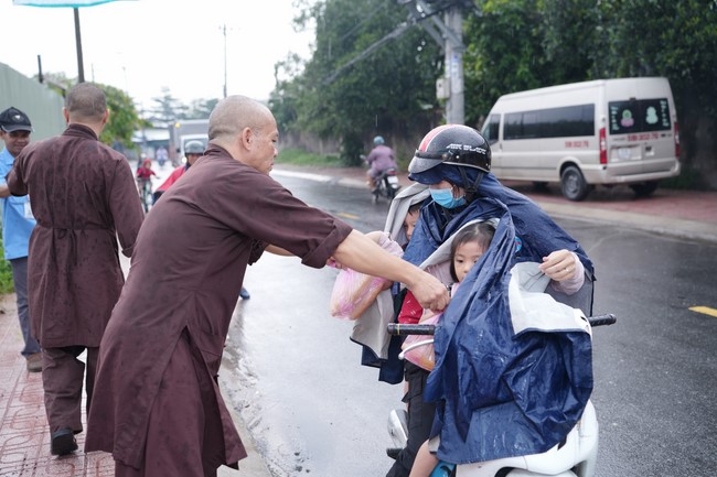 Từ thiện: Tặng bắp tại các công ty, xí nghiệp, khu công nghiệp xã Xuân Thới Sơn