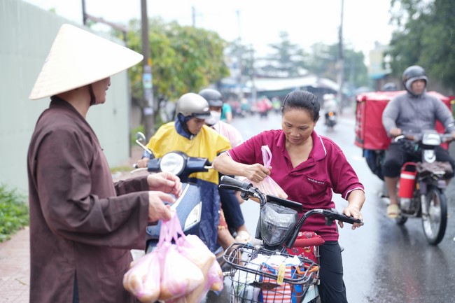 Từ thiện: Tặng bắp tại các công ty, xí nghiệp, khu công nghiệp xã Xuân Thới Sơn