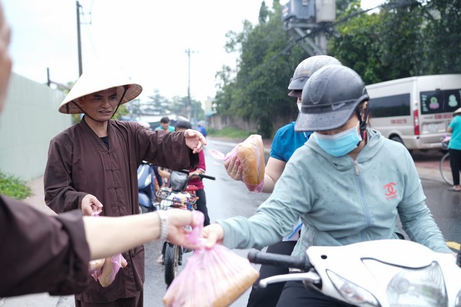 Từ thiện: Tặng bắp tại các công ty, xí nghiệp, khu công nghiệp xã Xuân Thới Sơn