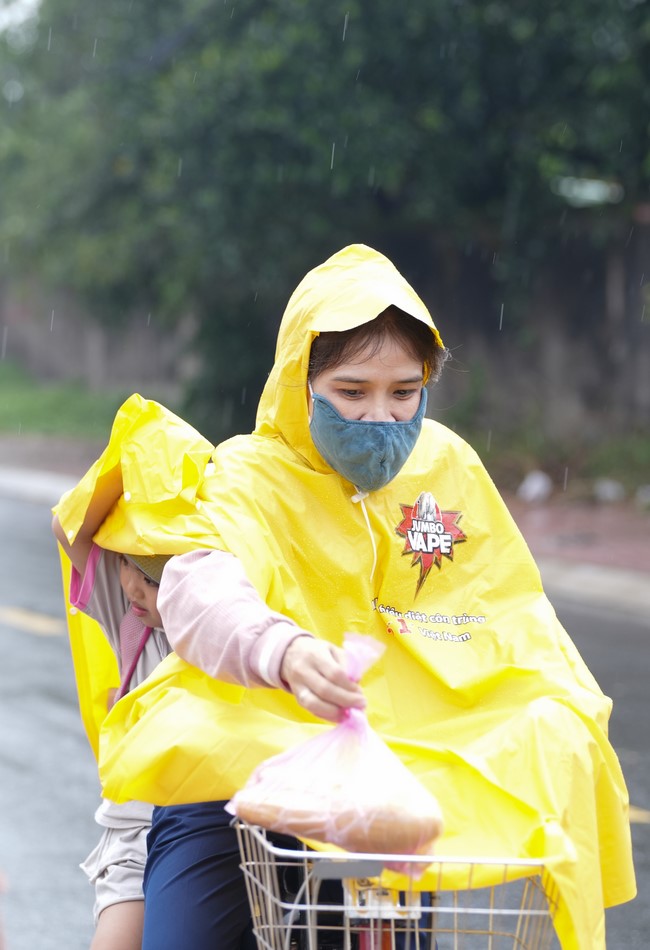 Từ thiện: Tặng bắp tại các công ty, xí nghiệp, khu công nghiệp xã Xuân Thới Sơn