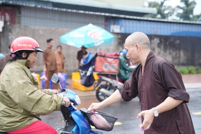 Từ thiện: Tặng bắp tại các công ty, xí nghiệp, khu công nghiệp xã Xuân Thới Sơn