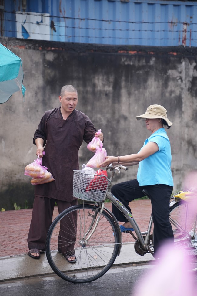 Từ thiện: Tặng bắp tại các công ty, xí nghiệp, khu công nghiệp xã Xuân Thới Sơn