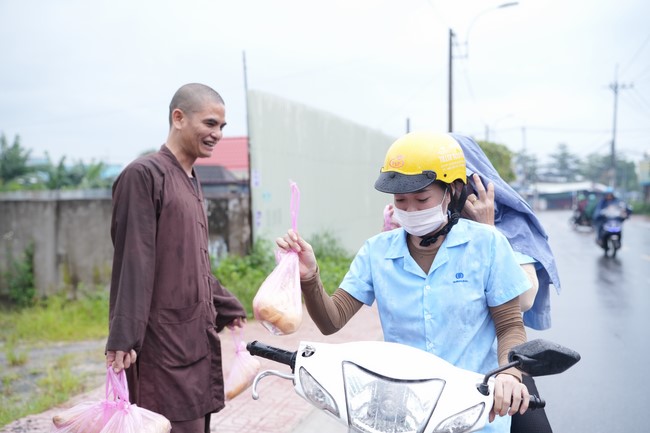 Từ thiện: Tặng bắp tại các công ty, xí nghiệp, khu công nghiệp xã Xuân Thới Sơn