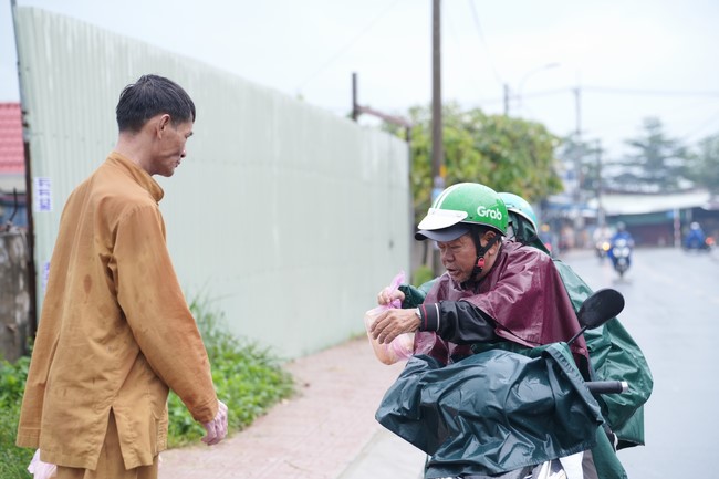 Từ thiện: Tặng bắp tại các công ty, xí nghiệp, khu công nghiệp xã Xuân Thới Sơn