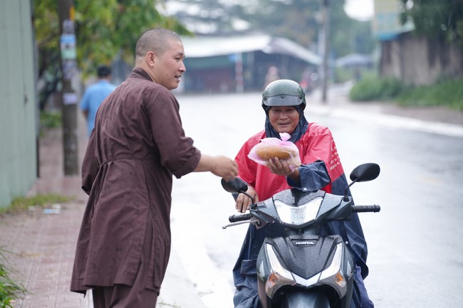 Từ thiện: Tặng bắp tại các công ty, xí nghiệp, khu công nghiệp xã Xuân Thới Sơn