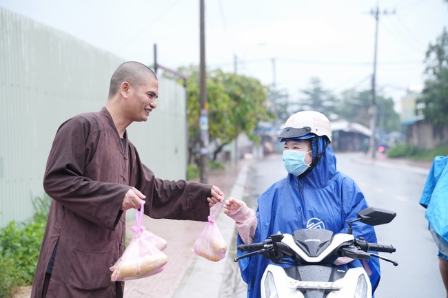 Từ thiện: Tặng bắp tại các công ty, xí nghiệp, khu công nghiệp xã Xuân Thới Sơn