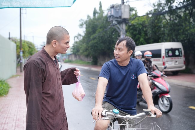 Từ thiện: Tặng bắp tại các công ty, xí nghiệp, khu công nghiệp xã Xuân Thới Sơn