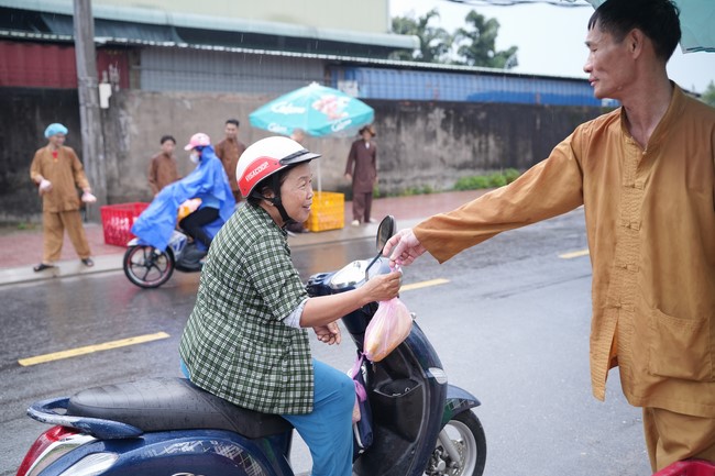 Từ thiện: Tặng bắp tại các công ty, xí nghiệp, khu công nghiệp xã Xuân Thới Sơn