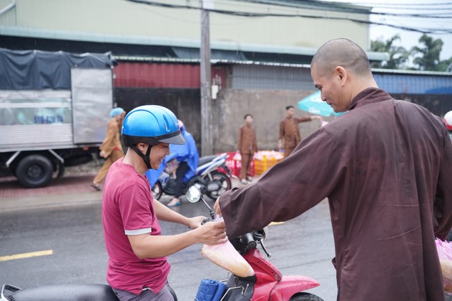Từ thiện: Tặng bắp tại các công ty, xí nghiệp, khu công nghiệp xã Xuân Thới Sơn