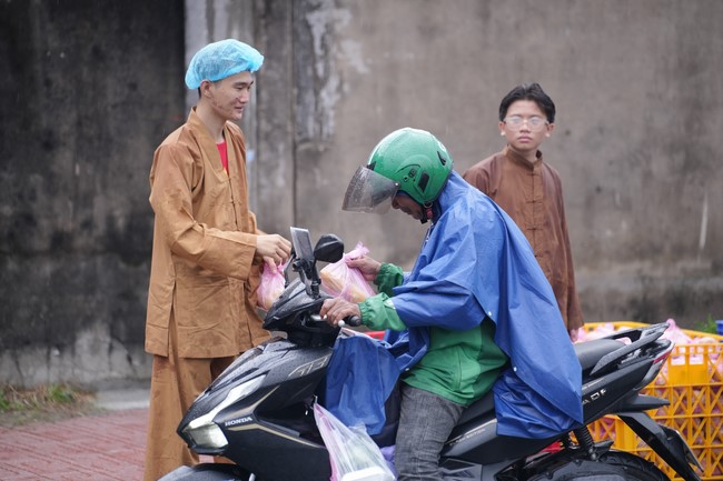 Từ thiện: Tặng bắp tại các công ty, xí nghiệp, khu công nghiệp xã Xuân Thới Sơn